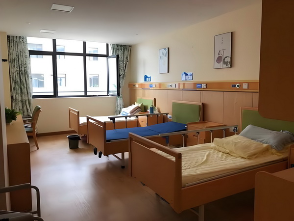 非深户办理_变态男躲女神床下，尺度生猛的日本电影！ 铁四居家养老社区中心服务